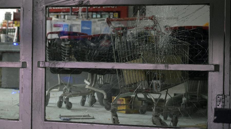 Vidro quebrado em supermercado na região de Buenos Aires após onda de saques