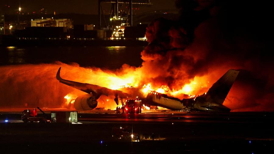 Avião da Japan Airlines pegou fogo no aeroporto internacional de Haneda, no Japão