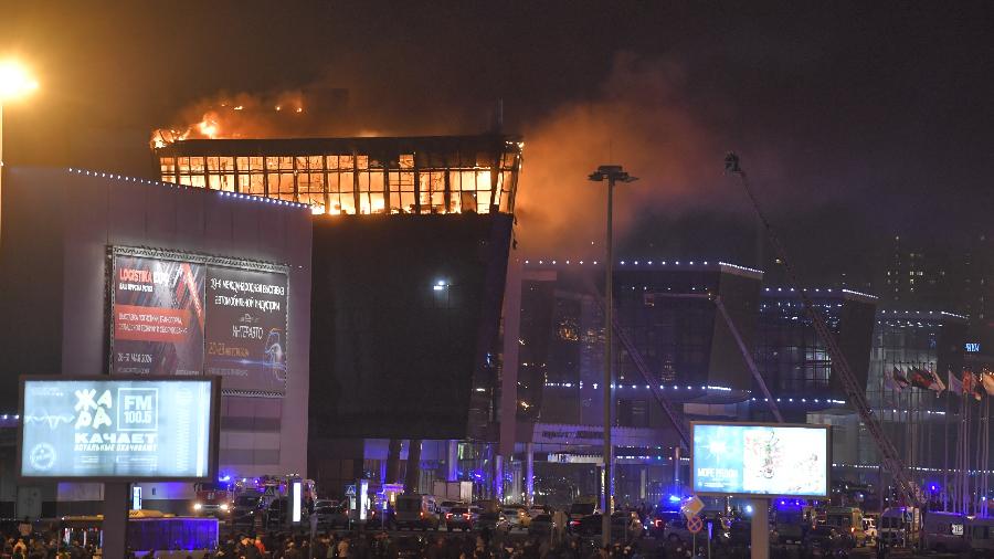 Sala de concertos Crocus City Hall em chamas após ataque em Moscou; mais de 140 pessoas morreram
