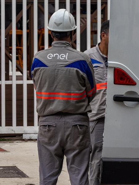 Trabalho de funcionários da Enel durante apagão no centro de São Paulo