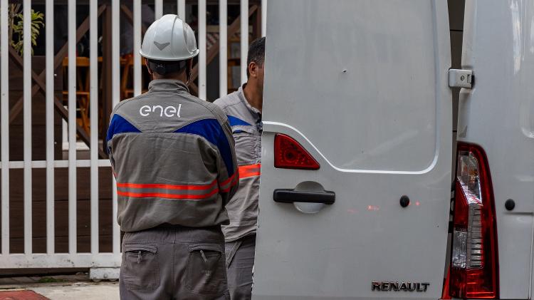 Trabalho de funcionários da Enel durante apagão no centro de São Paulo