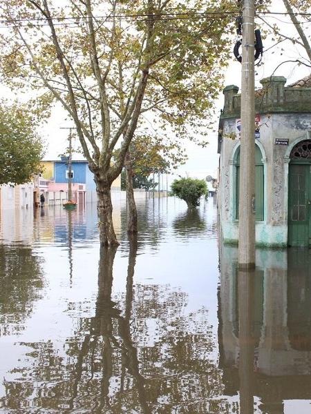 Enchente em ruas de Rio Grande (RS) após subida de nível da Lagoa dos Patos