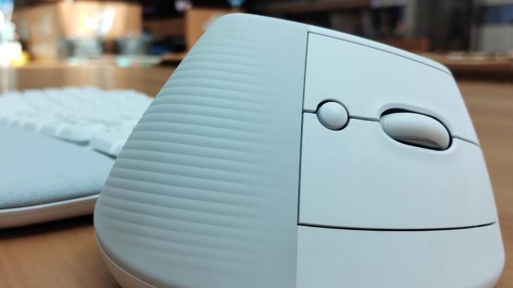 Mouse Logitech tem formato vertical Mouse Logitech tem formato vertical