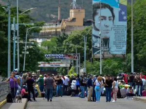 Venezuelanos na Colômbia são barrados na fronteira às vésperas das eleições