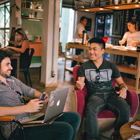 Jovens em espaço de coworking em Belo Horizonte (MG)