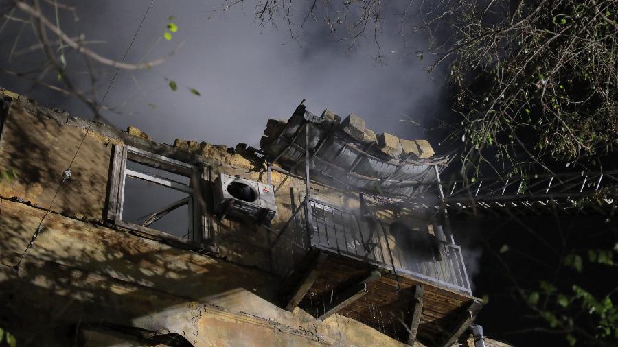 Fotografia mostra um edifício residencial fortemente danificado após um ataque russo em Odessa