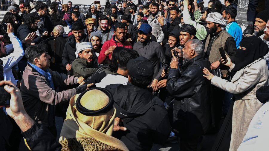 Imagem mostra discussão entre manifestantes de ativistas sírios em Damasco; eles se reuniram por "luto pelos civis e policiais mortos" na costa da Síria, muitos deles da minoria alauita Imagem mostra discussão entre manifestantes de ativistas sírios em Damasco; eles se reuniram por "luto pelos civis e policiais mortos" na costa da Síria, muitos deles da minoria alauita