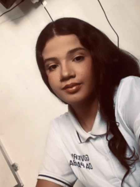 Simone de Cássia Galdino, 15, sofreu descarga elétrica ao manusear celular que estava na tomada Simone de Cássia Galdino, 15, sofreu descarga elétrica ao manusear celular que estava na tomada