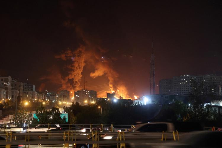 15.jun.2025 - Muito fogo e fumaça após ataque israelense atingir usina de combustível iraniana em Teerã 15.jun.2025 - Muito fogo e fumaça após ataque israelense atingir usina de combustível iraniana em Teerã