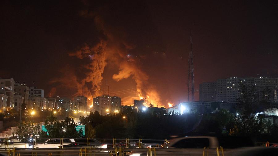 15.jun.2025 - Muito fogo e fumaça após ataque israelense atingir usina de combustível iraniana em Teerã - Majid Asgaripour/via Reuters