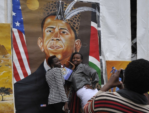 23.jul.2015 - Mulheres tiram foto diante de quadro do presidente dos EUA, Barack Obama, em Nairóbi, no Quênia