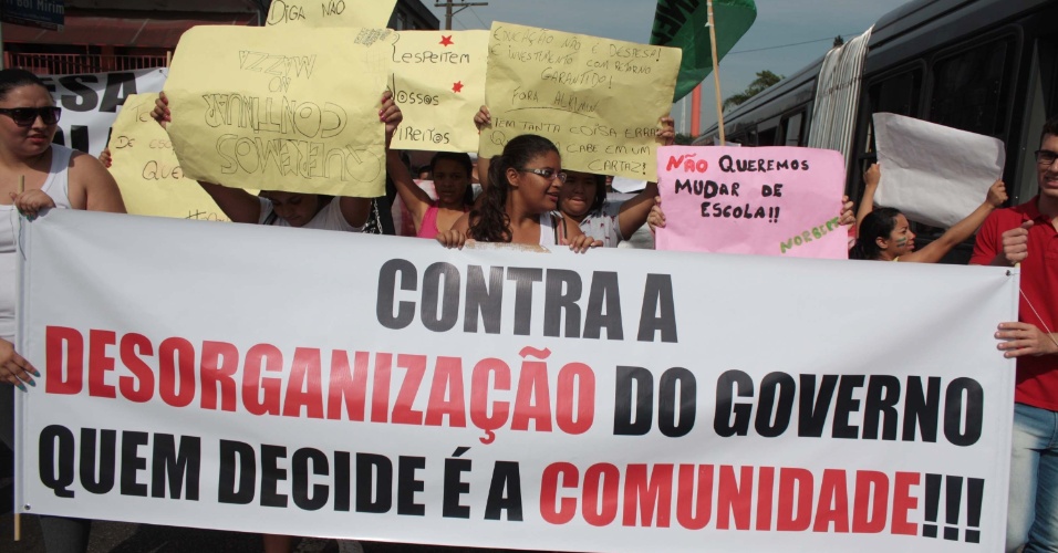 8.out.2015 - Alunos da rede estadual de ensino protestam na manhã desta quinta-feira (8) na Estrada do M'Boi Mirim, zona sul de São Paulo,  contra a reorganização e fechamento de escolas em 2016