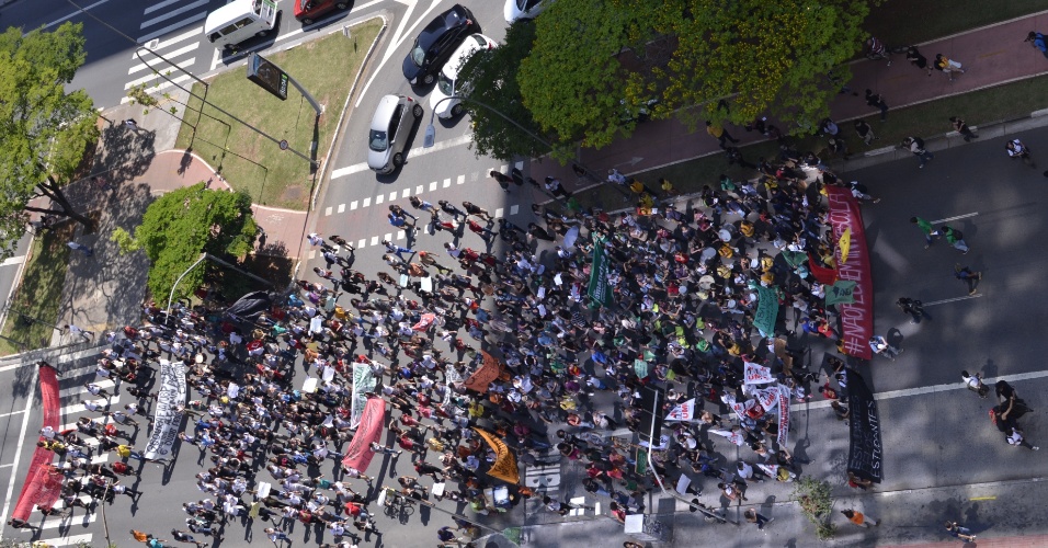 Manifestantes fazem passeata na avenida Faria Lima em direção ao Palácio dos Bandeirantes; estudantes protestam contra o possível fechamento de escolas da rede estaudal de São Paulo