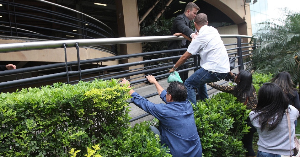 24.out.2015 - Após o fechamento dos portões de uma unidade da Uninove na Barra Funda, zona oeste da capital paulista, mais de 20 estudantes chegaram atrasados. Houve grande confusão quando alguns deles conseguiram atravessar as grades dos portões e entraram no prédio. Uma estudante desmaiou