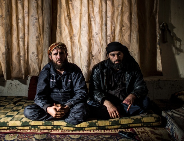 9.mar.2012 - Hassan Aboud (esq) e Abu Ayman em Sarmin, na Síria - Bryan Denton/The New York Times