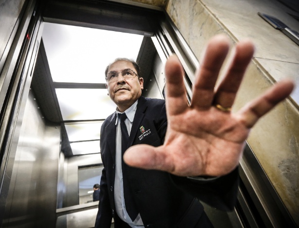O "sensitivo" Aristides de Paula trabalha como operador de elevador na Câmara de SP - Lucas Lima/UOL