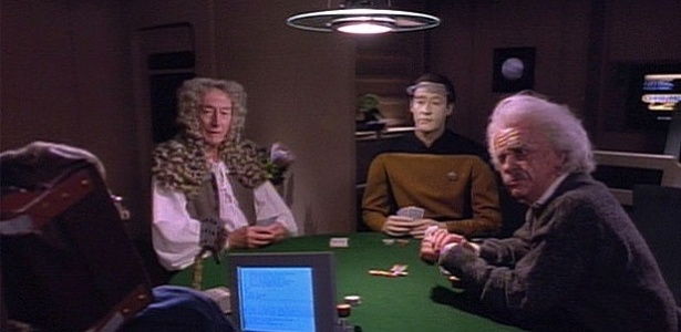 Stephen Hawking (de costas), Isaac Newton, capitão Data e Albert Einstein jogam cartas em episódio de Jornada nas Estrelas - Reprodução