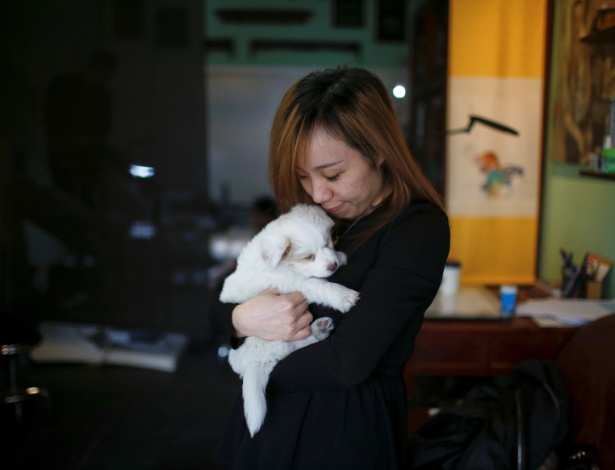 Chinesa beija cachorro em Shanghai - Aly Song/Reuters