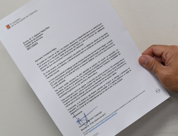 Cópia da carta enviada pelo líder catalão Carles Puigdemont ao primeiro-ministro espanhol Mariano Rajoy - Gabriel Bouys/ AFP