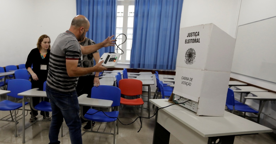 Urnas eletrônicas são instaladas em colégio eleitoral em São Paulo