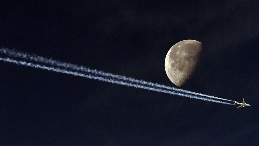 Sem pânico: especialistas afirmam que rastros deixados por aviões são inofensivos - Farouk Batiche / AFP