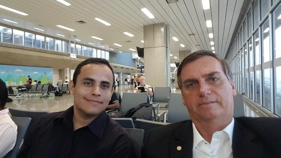 4.jan.2018 - Tercio Arnaud Tomaz, nomeado assessor do gabinete pessoal de Jair Bolsonaro, em foto com o presidente. A imagem foi publicada no Facebook de Tomaz em 30 de maio de 2017  - Reprodução/Facebook Tercio Arnaud Tomaz