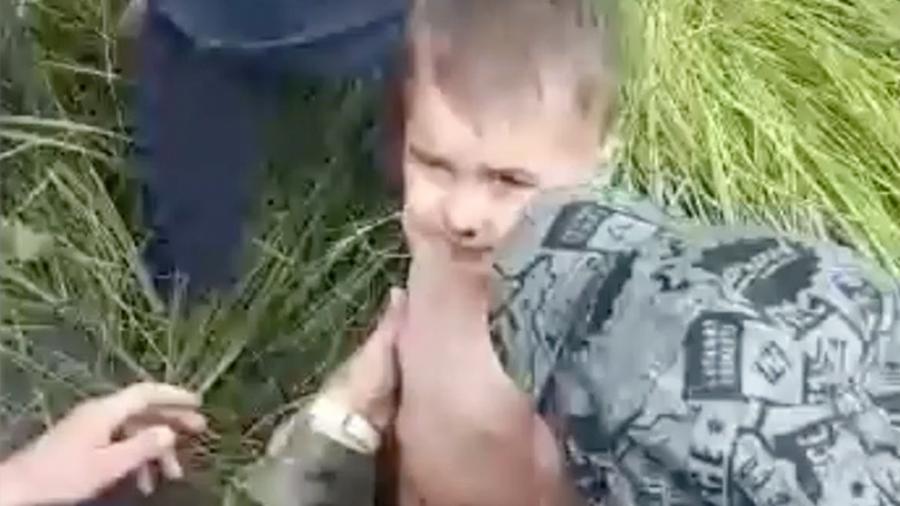 Momento em que Kolya Barkhatov, 3, foi resgatado de floresta na Rússia - Reprodução de vídeo