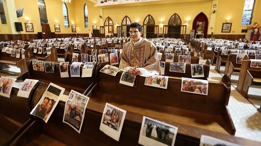 Padre Reginaldo Manzotti com as fotos dos fiéis no Santuário de Guadalupe, em Curitiba - Henrique Custódio/Divulgação