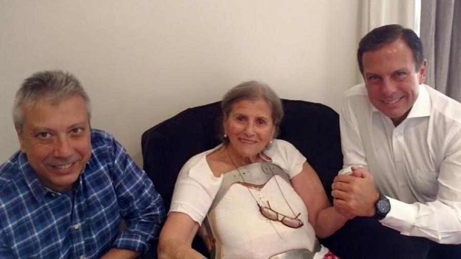 02.04.2016 - Lila Covas (no centro) com o filho, Mario Covas Neto (à esq.), e o atual governador de São Paulo, João Doria - Reprodução/Facebook