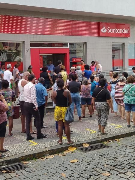 Pessoas enfrentam fila e aglomeração para acessar agência bancária no bairro do Meier, no RJ - ALEXANDRE BRUM/ESTADÃO CONTEÚDO
