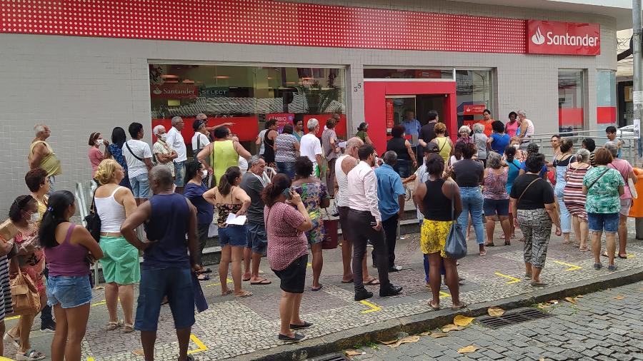 Pessoas enfrentam fila e aglomeração para acessar agência bancária no bairro do Meier, zona norte do Rio de Janeiro - ALEXANDRE BRUM/ESTADÃO CONTEÚDO