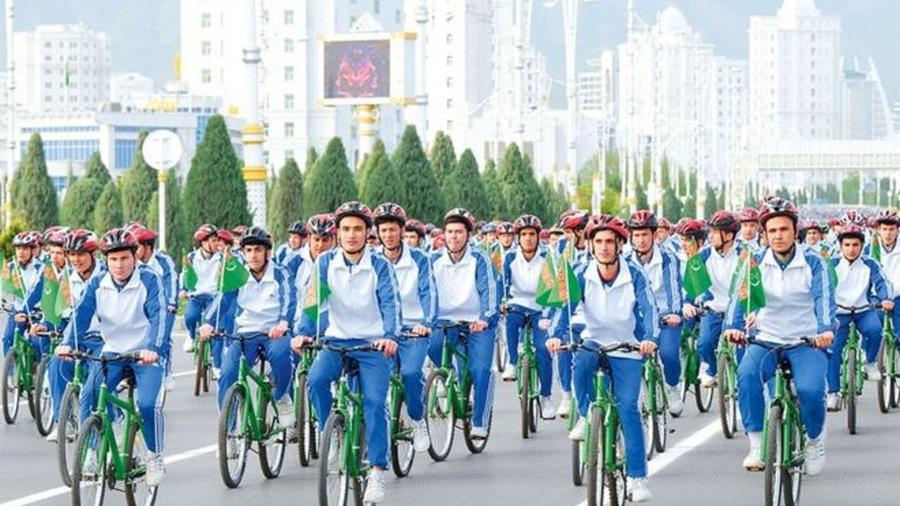 O Turcomenistão realizou uma pedalada para celebrar o Dia Mundial da Saúde na terça-feira - Divulgação/BBC