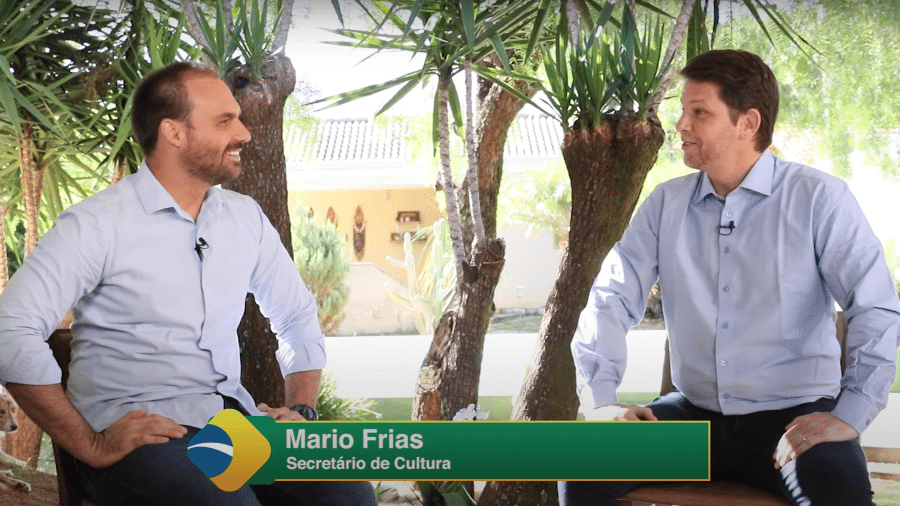 Mario Frias (à direita) em entrevista a Eduardo Bolsonaro - Reprodução