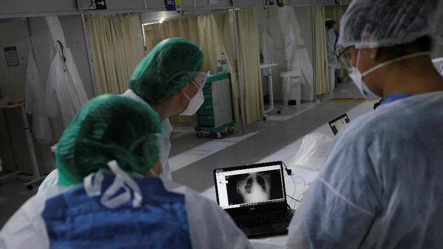 Profissionais da saúde observam exame de paciente da Covid-19 em hospital no Rio de Janeiro (RJ) - RICARDO MORAES