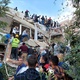 30/10/2020 - Pessoas fazem buscas em prédio que ruiu após terremoto em Izmir, na Turquia - Tuncay Dersinlioglu/Reuters