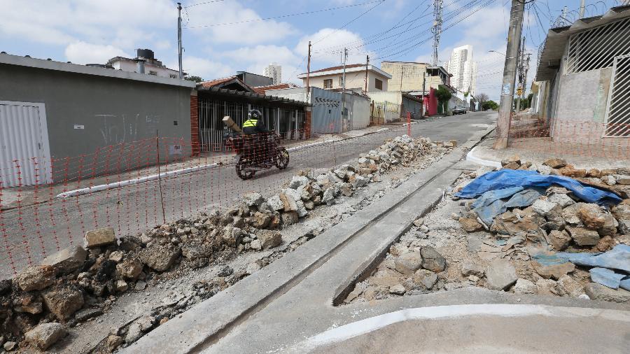 A dois meses da eleicao, capital virou canteiro de obras. Obra na rua Jeruaba com a rua Campo Belo do Sul, na zona norte - Rivaldo Gomes/Folhapress