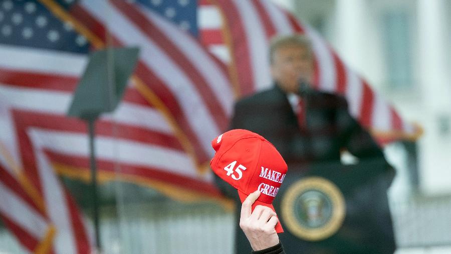 6.jan.2020 - O presidente Donald Trump discursa para apoiadores em frente à Casa Branca  - BRENDAN SMIALOWSKI/AFP