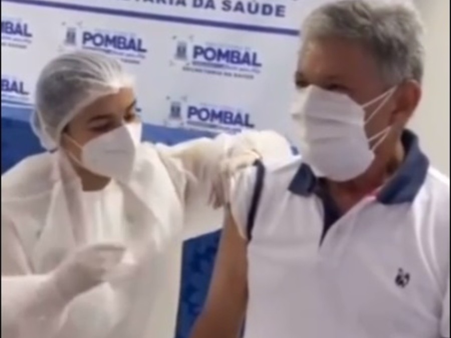 Prefeito da PB 'fura fila' e é o primeiro a tomar vacina contra a covid-19