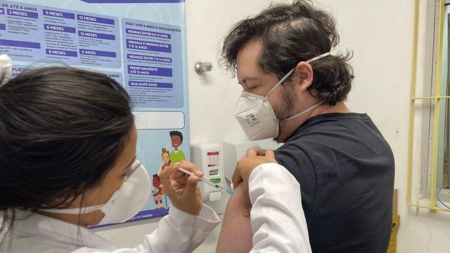 Atila Iamarino recebe dose da vacina contra a covid-19 no braço esquerdo - Reprodução/Twitter