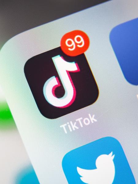 Logotipo do TikTok em destaque na tela de um celular - Getty Images