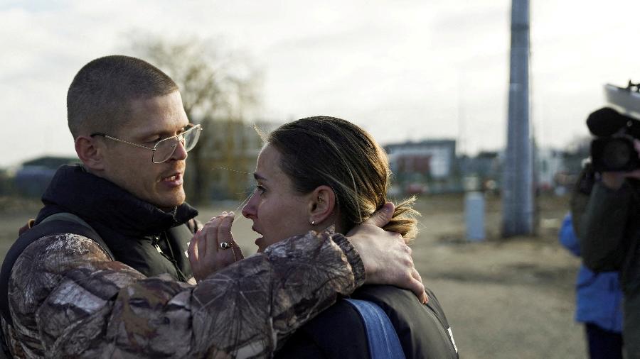 24.fev.22 - Casal se abraça ao chegar em Medyka (Polônia)  depois de fugir de Lviv (Ucrânia), em meio à nova operação militar da Rússia - REUTERS/Bryan Woolston