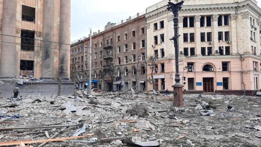 Área perto do prédio da administração regional de Kharkiv foi atingida por um míssil, de acordo com autoridades da cidade - Ukrainian State Emergency Service/Reuters