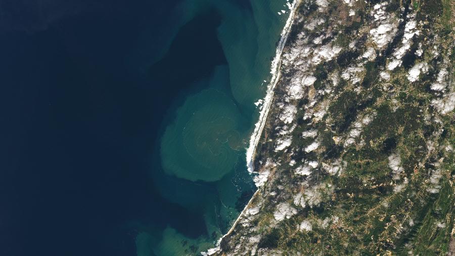 Imagem tirada pelo satélite Landsat 8 da Praia do Norte, em Nazaré (Portugal), em 29 de outubro. Neste dia, mar "produziu" onda de quase 31 metros - NASA Earth Observatory