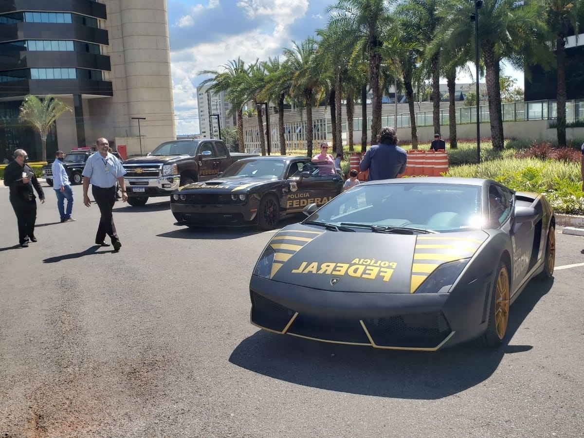 Polícia apreende carros de luxo usados em corridas clandestinas em estradas  do Rio de Janeiro 