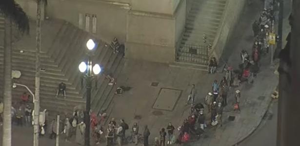 São Paulo: Fila de pessoas em busca de abrigo contra o frio na Praça da Sé na noite de ontem