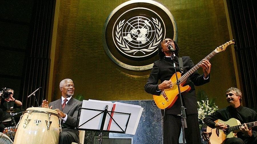 O cantor e ex-ministro Gilberto Gil toca o clássico "Toda Menina Baiana" com o então secretário-geral da ONU Kofi Annan em Nova York - Reprodução