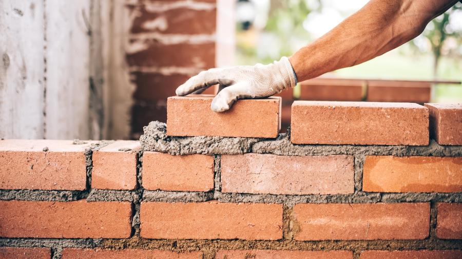 tijolos; construção civil; obra; construtora; pedreiro - Bogdanhoda/Getty Images/iStockphoto