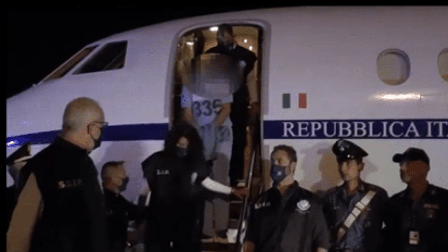 Rocco Morabito desembarcando na Itália após extradição acompanhada pela PF, na tarde de ontem  - Reprodução/Facebook/Carabinieri