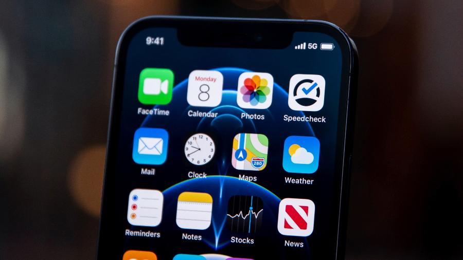 Tela de um iPhone em que são exibidos apps e a recepção de sinal 5G - Frederik Lipfert/Unsplash