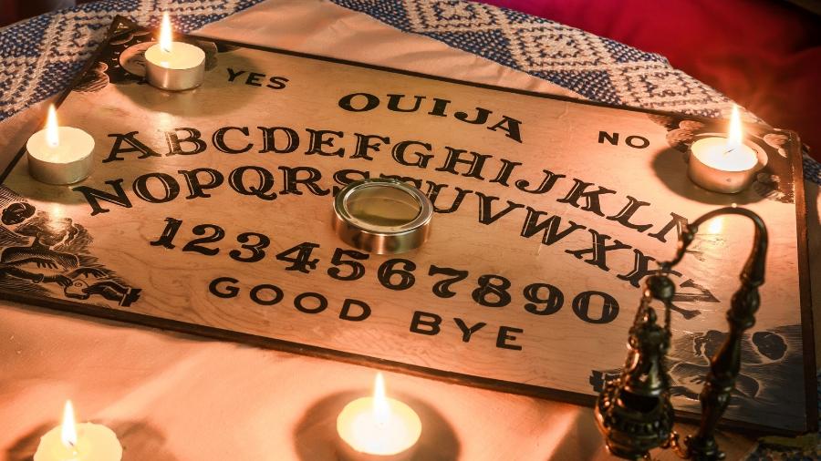 Tábua de Ouija e brincadeira do copo funcionam com o efeito ideomotor - Getty Images